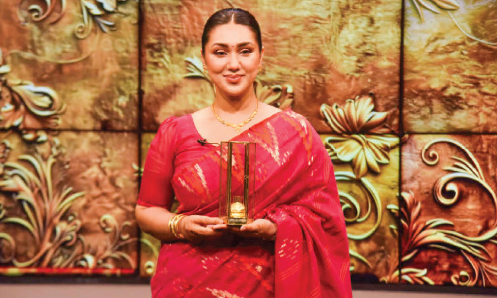 অপুর হাতে সোনার কলস