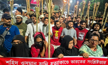 হাদি হত্যার বিচারের দাবিতে ঢাবিতে ইনকিলাব মঞ্চের মশাল মিছিল