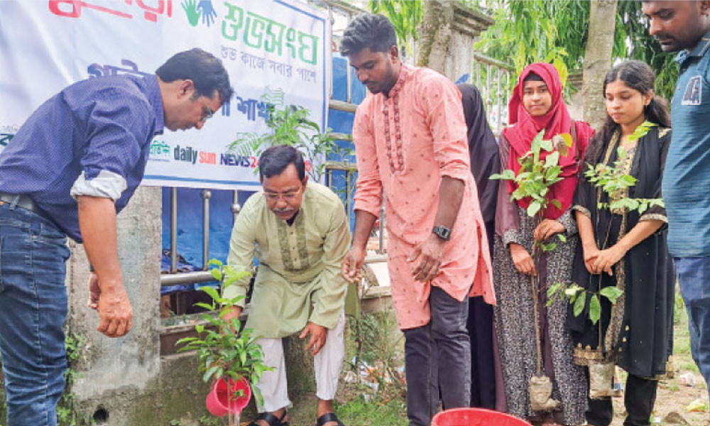 গাইবান্ধায় প্লাস্টিকের বিনিময়ে চারা বিতরণ
