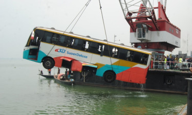 ডুবে যাওয়া বাসটি উদ্ধার, হতাহতের ঘটনা ঘটেনি