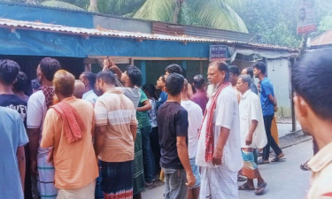 ভাঙ্গায় এক দম্পতির বাড়ির দুটি ঘর ভাঙল এলাকাবাসী