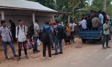 অতিরিক্ত ভাড়ার চাপে বিপাকে কর্মস্থলে ফেরা যাত্রীরা