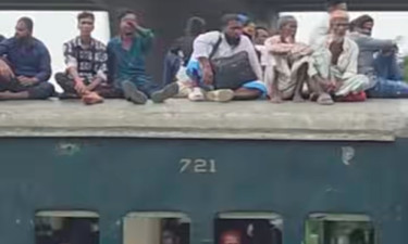 এখনো ট্রেনের ছাদে ঢাকা ফিরছেন মানুষ