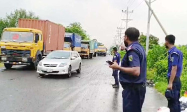 বাস দুর্ঘটনায় ঢাকা-চট্রগ্রাম মহাসড়কে ১৩ কিমি যানজট