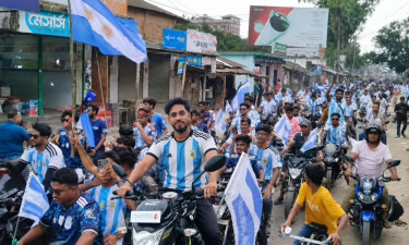 পীরগঞ্জে ৬০০ ফিট পতাকা নিয়ে আর্জেন্টিনা সমর্থকদের শোভাযাত্রা