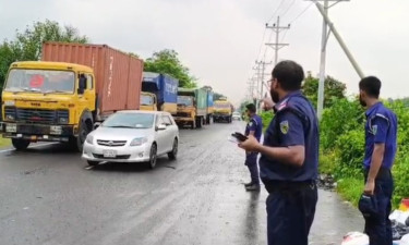 দাউদকান্দিতে বাস দুর্ঘটনায় ঢাকা-চট্টগ্রাম মহাসড়কে ১৩ কিলোমিটার যানজট