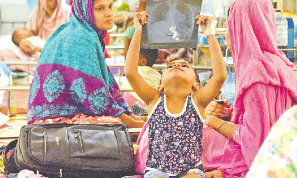 চার বছরের রুহি হামে আক্রান্ত ১১ দিন ধরে তার চিকিৎসা চলছে বাংলাদেশ শিশু হাসপাতালে