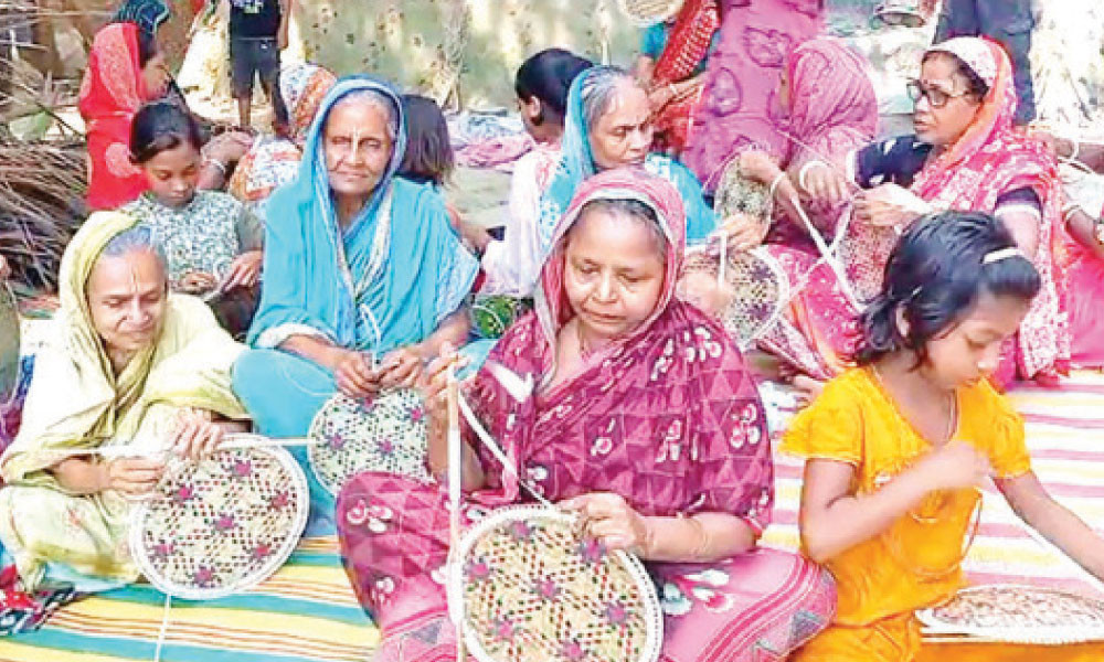 তীব্র গরমে ‘হাতপাখার গ্রামে’ ব্যস্ততা
