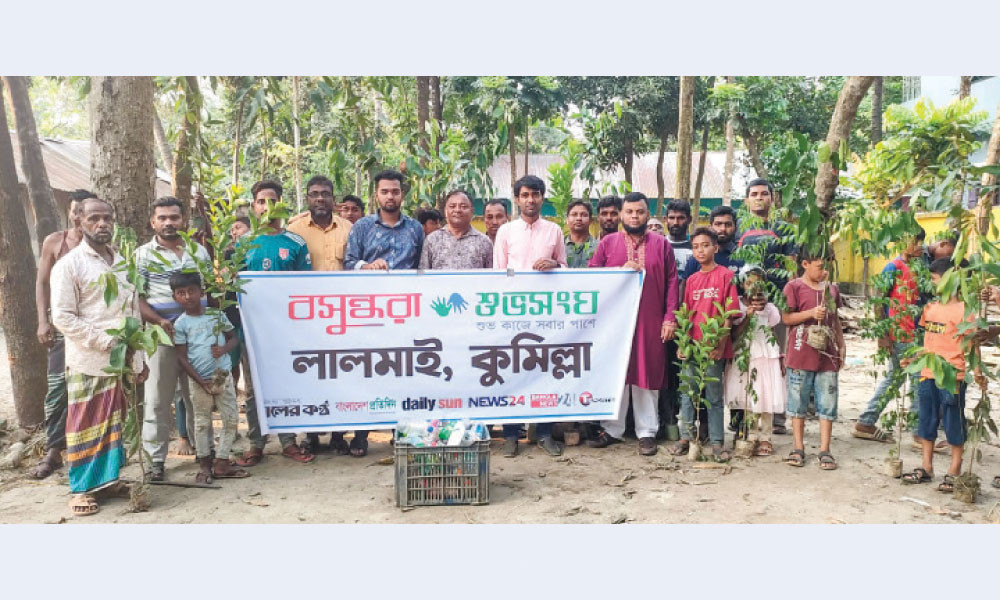 লালমাইয়ে প্লাস্টিকের বিনিময়ে চারা বিতরণ