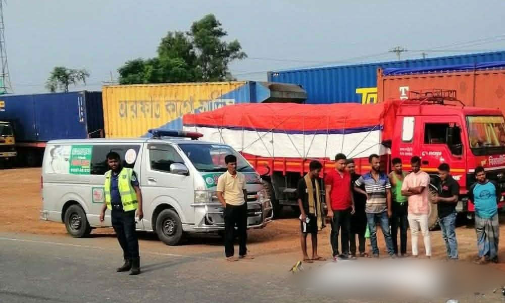 কুমিল্লায় দাঁড়িয়ে থাকা বাসে মোটরসাইকেলের ধাক্কা, নিহত ২