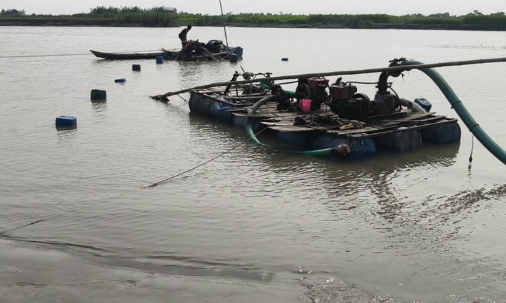 মেঘনায় অবৈধভাবে বালু উত্তোলন : ড্রেজার জব্দের পাশাপাশি ৩ জনের কারাদণ্ড