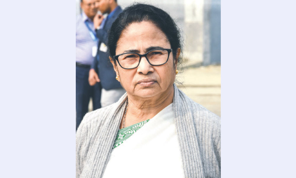 সব হারিয়ে নিঃস্ব মমতা!