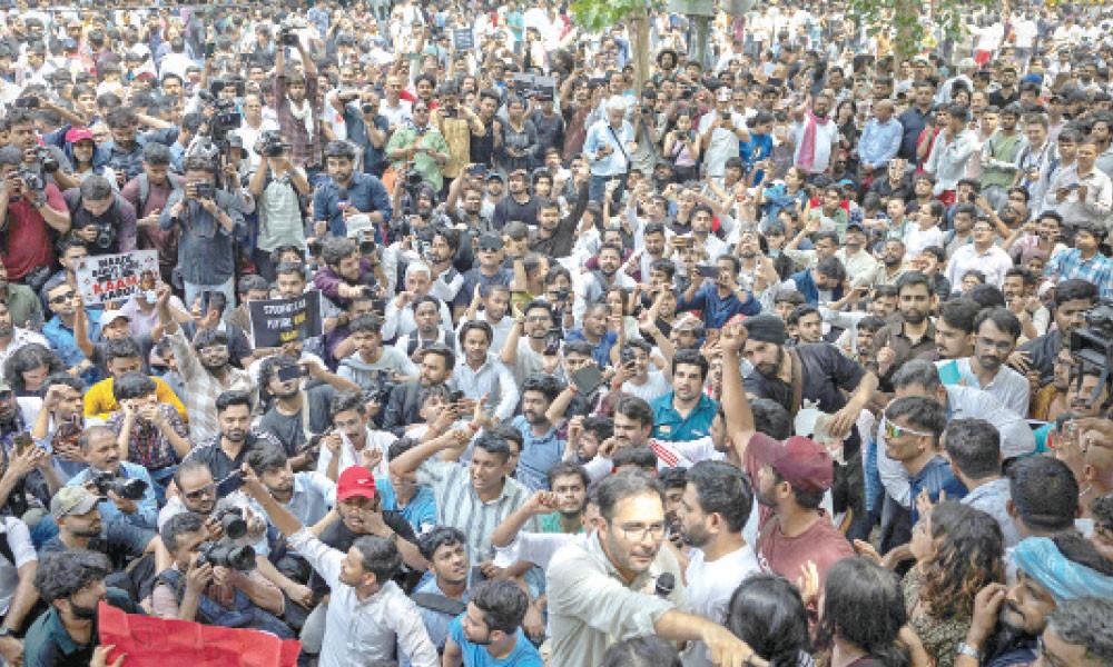 ভারতে ককরোচ জনতা পার্টির বিক্ষোভ, আটক ৬