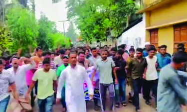 নোয়াখালীতে নিষিদ্ধ ছাত্রলীগের বিক্ষোভ মিছিল