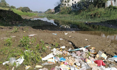 দখল দূষণ আবর্জনায় নাকাল ঢোলভাঙ্গা নদী