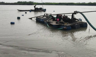 মেঘনায় অবৈধভাবে বালু উত্তোলন : ড্রেজার জব্দের পাশাপাশি ৩ জনের কারাদণ্ড