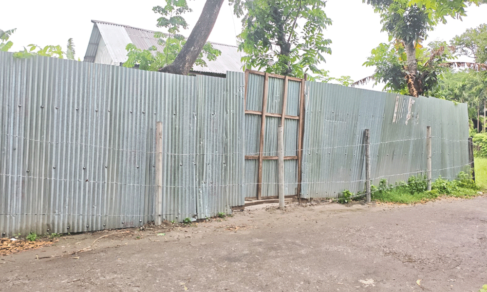 বিএনপির বহিষ্কৃত নেতার কাঁটাতারে প্রবাসীর বাড়ি ঘেরাও