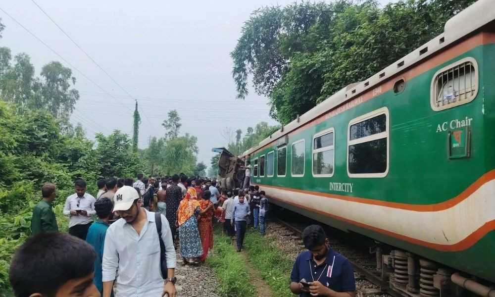 চট্টগ্রামে ট্রেনের সঙ্গে ট্রাকের সংঘর্ষ, সারা দেশের সঙ্গে রেল যোগাযোগ বন্ধ