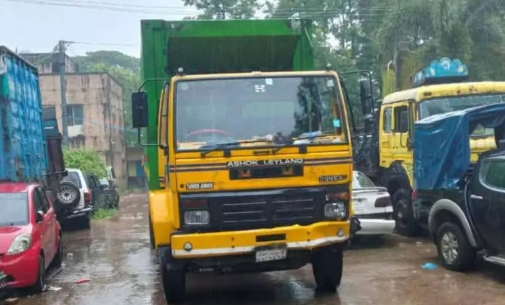 কাভার্ড ভ্যানের ধাক্কায় ২ এসআইসহ আহত ৫, আটক ৩