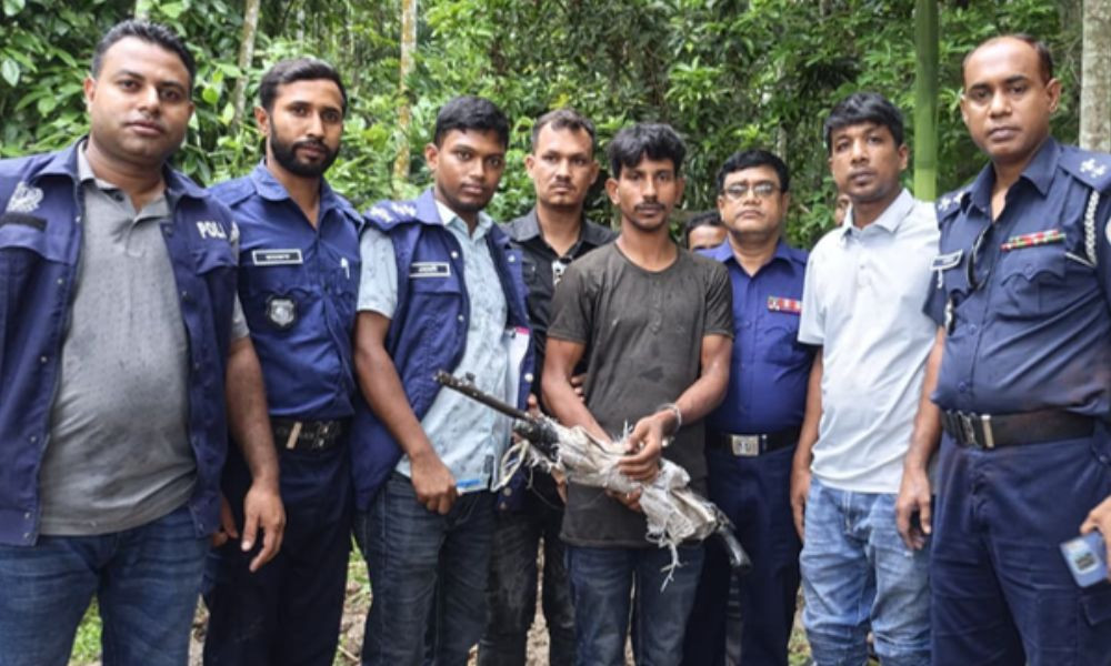 পিরোজপুরে ডোবা থেকে শটগান উদ্ধার, গ্রেপ্তার ১