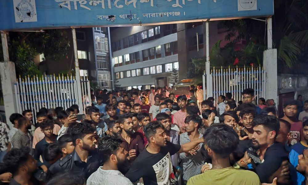 মামলা নিতে ঘুষ দাবির অভিযোগ, মরদেহ নিয়ে থানা ঘেরাও স্থানীয়দের
