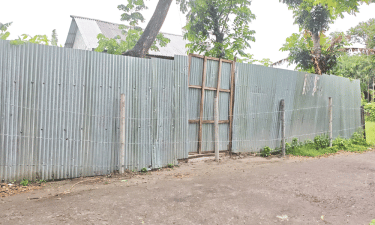 বিএনপির বহিষ্কৃত নেতার কাঁটাতারে প্রবাসীর বাড়ি ঘেরাও