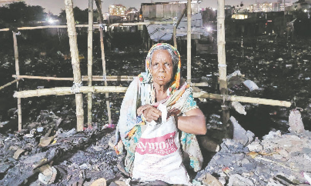 পরনের কাপড় ছাড়া কিছু নেই এশা বিবির