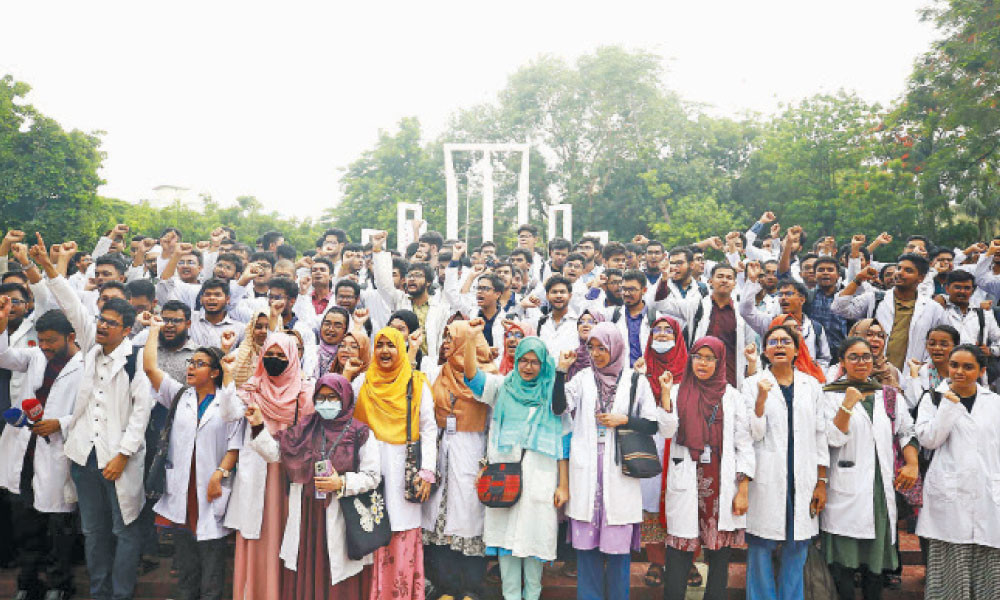 সাত জেলায় কর্মবিরতি শুরু ইন্টার্ন চিকিৎসকদের