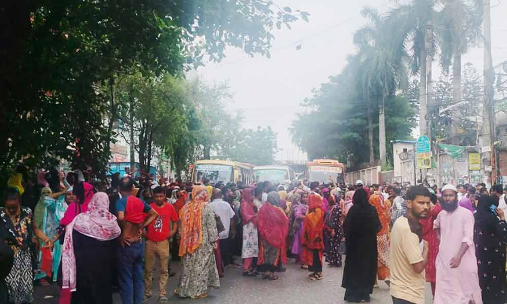 রামপুরায় সড়ক অবরোধ করে পোশাক শ্রমিকদের বিক্ষোভ
