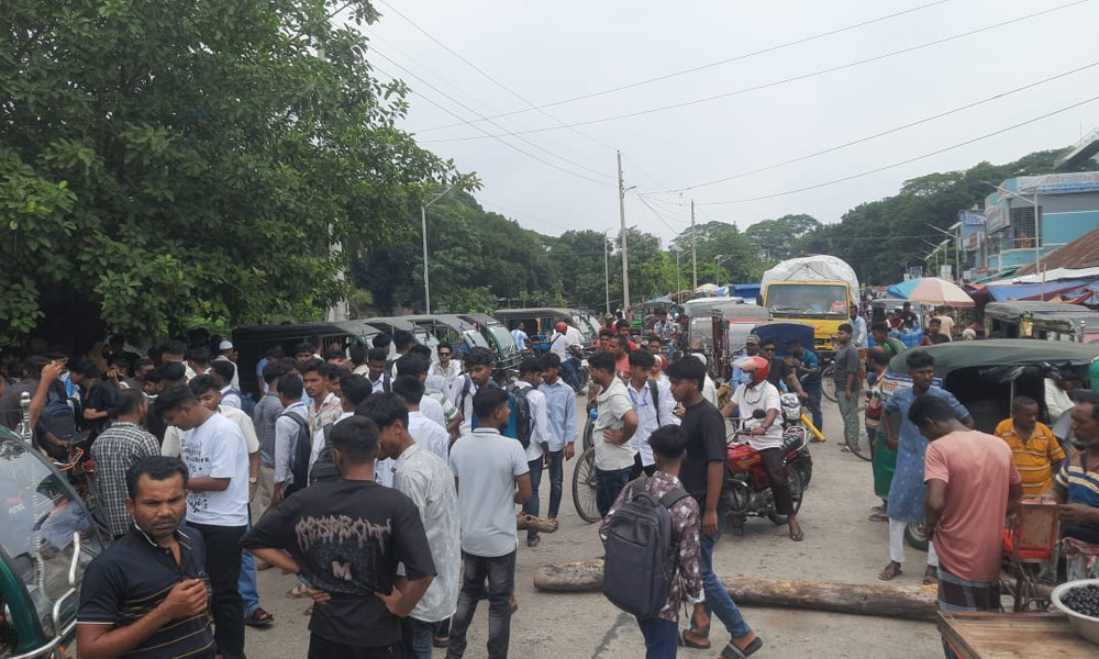 পরীক্ষা কেন্দ্র পরিবর্তনের দাবিতে আঞ্চলিক মহাসড়ক অবরোধ শিক্ষার্থীদের