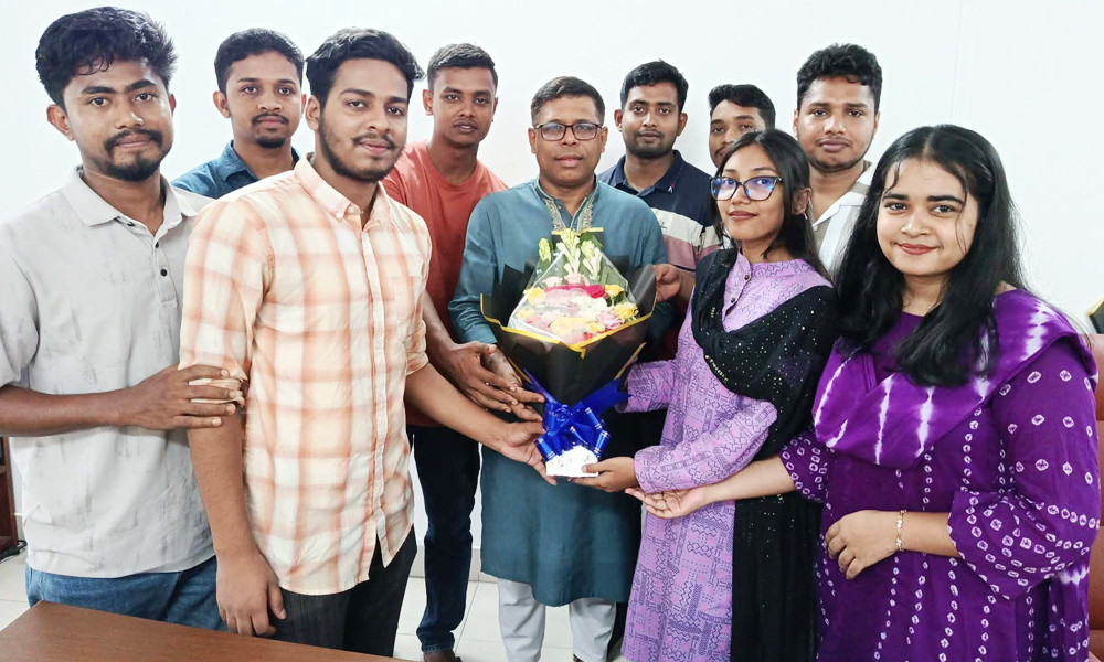 জাবির উপ-উপাচার্য নজরুল ইসলামকে বসুন্ধরা শুভসংঘের ফুলেল শুভেচ্ছা