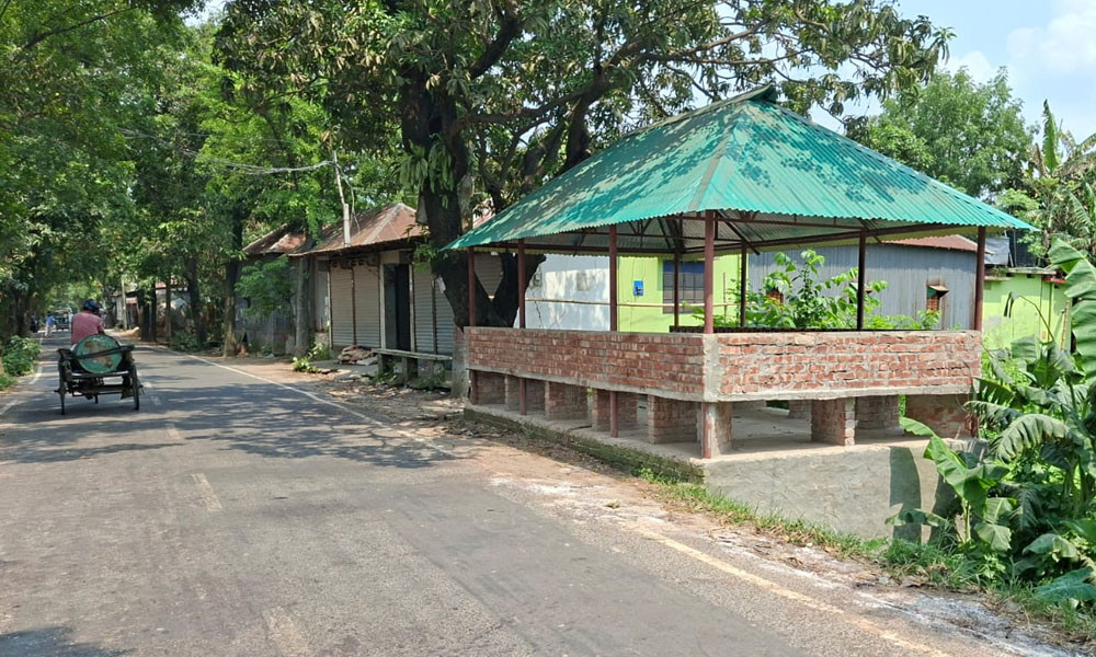 যাত্রী ছাউনি এখন পলাতক চেয়ারম্যানের বৈঠকখানা