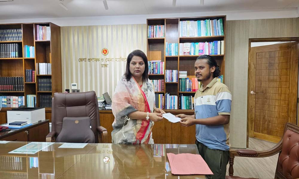 জুলাইযোদ্ধা সুজনের পাশে দাঁড়ালেন ঢাকা জেলা প্রশাসক ফরিদা