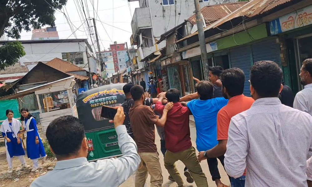 বিদ্যালয়ে ঢুকতে বাধা, গেটের সামনেই প্রধান শিক্ষককে মারধর