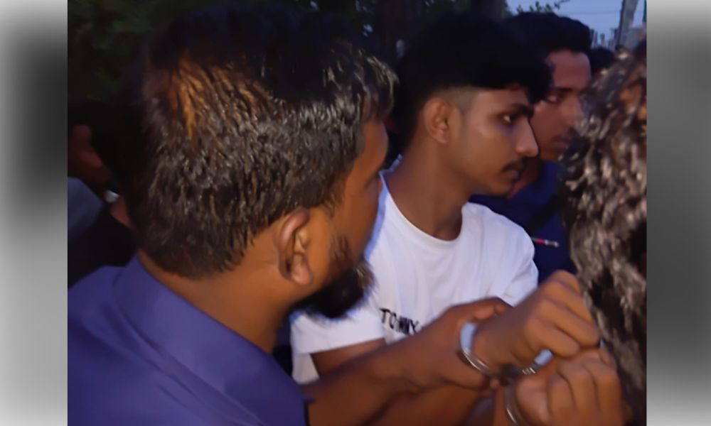 নোয়াখালীতে তিনটি বিদেশি পিস্তলসহ যুবক আটক