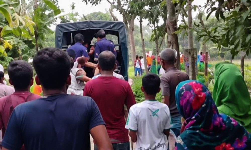 পাকুন্দিয়ায় তিন মাদক কারবারিকে গণপিটুনির পর পুলিশে সোপর্দ