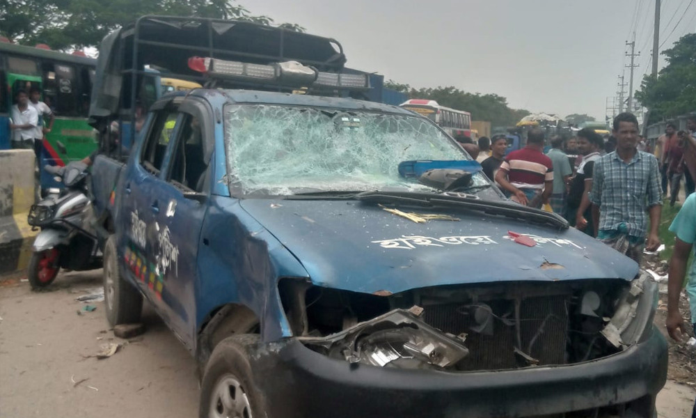 থ্রি-হুইলার আটক করায় পুলিশের গাড়ি ভাঙচুরের অভিযোগ