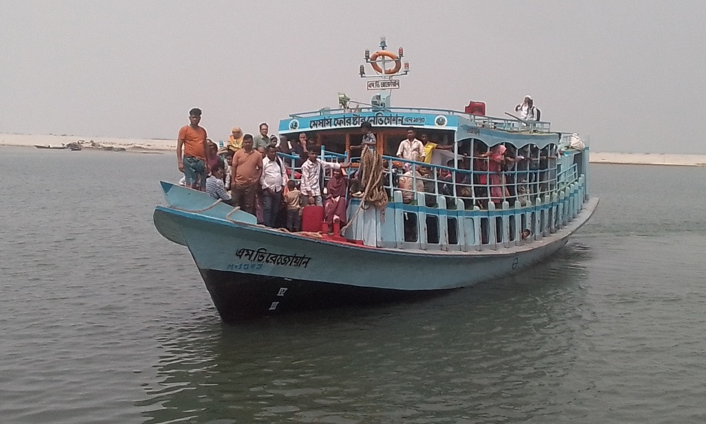 ৩ ঘন্টা বন্ধ থাকার পর দৌলতদিয়া-পাটুরিয়া নৌরুটে লঞ্চ চলাচল শুরু