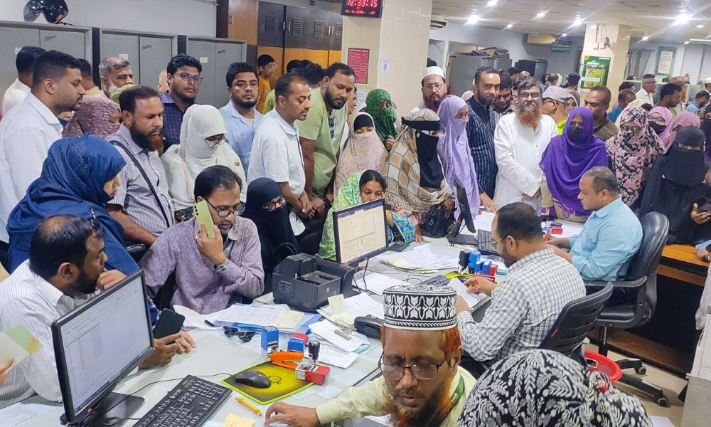 কুমিল্লায় ইসলামী ব্যাংক থেকে টাকা তোলার হিড়িক