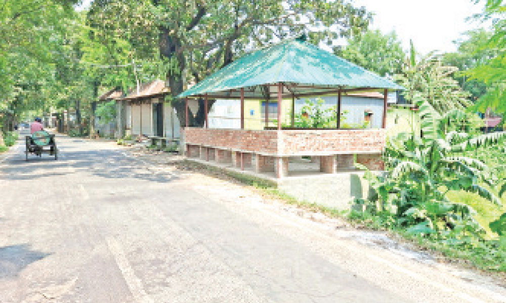 নিজের বাড়ির সামনেই যাত্রীছাউনি