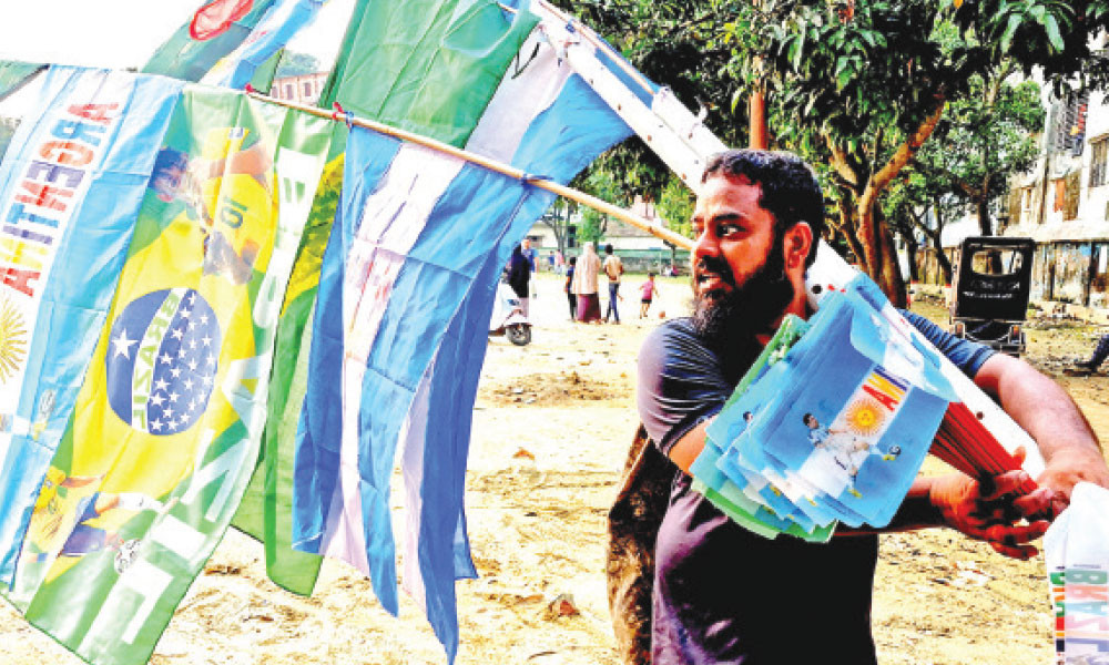 বিশ্বকাপ উন্মাদনায় জার্সি-পতাকার বিকিকিনি