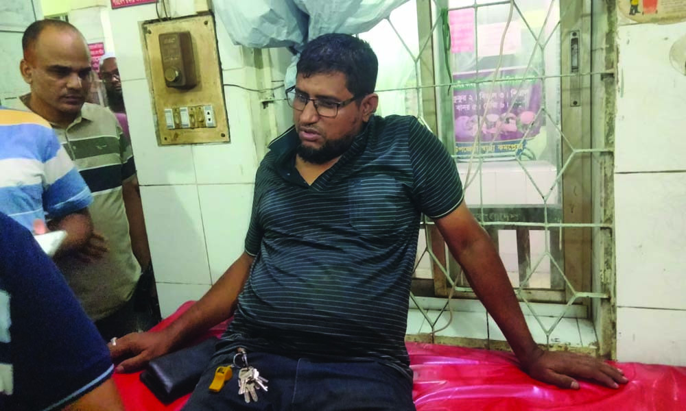 সাভারে পুলিশকে মারধর করে আসামি ছিনতাই