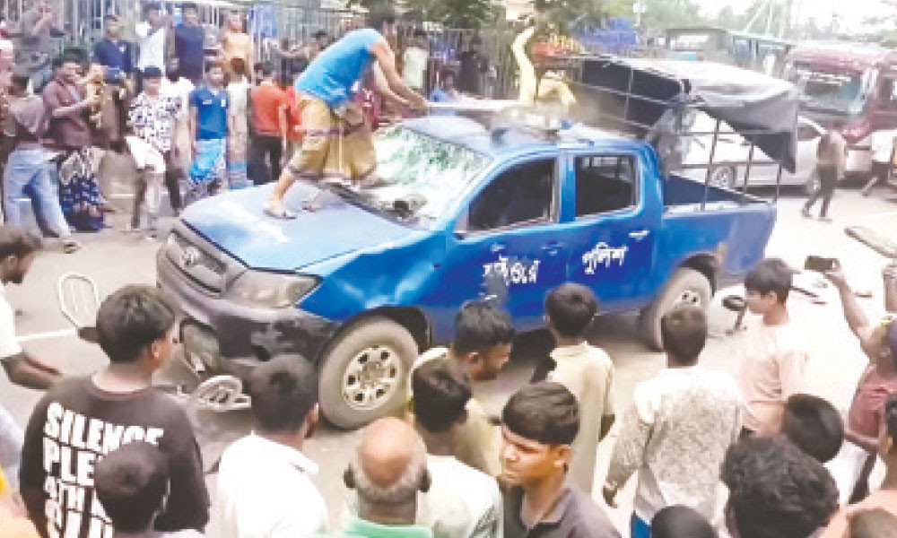 কুমিল্লায় পুলিশের ওপর হামলা ভাঙচুর থ্রি-হুইলার চালকদের