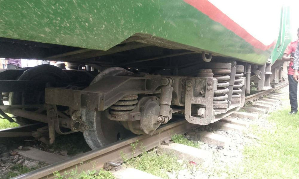 লাইনচ্যুত ট্রেন উদ্ধারে যাওয়া রিলিফ ট্রেনের চাকাও লাইনচ্যুত