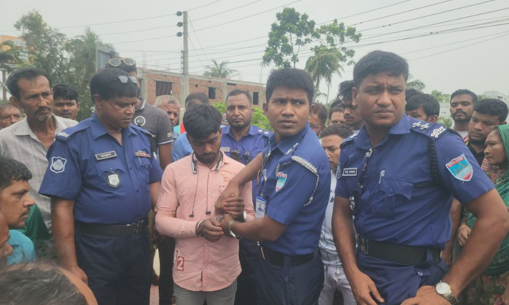 বাস থেকে ৫৯ বোতল ‘এস্কাফ’ উদ্ধার, আটক এক