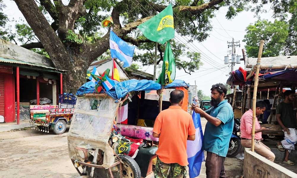 ফুটবল বিশ্বকাপ : হিলিতে বেড়েছে পতাকা বিক্রি