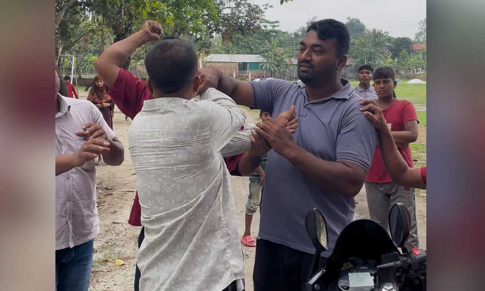 অনিয়মের সংবাদ প্রকাশ করায় সাংবাদিককে পেটালেন শিক্ষক