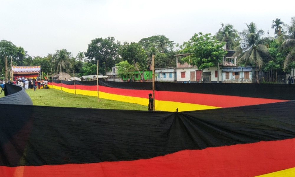 মাগুরায় জমি বিক্রি করে জার্মান ভক্ত আমজাদের ৭ কিলোমিটার পতাকা প্রদর্শন