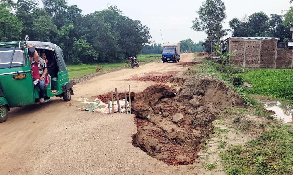 কুলাউড়ায় কাজ শেষ হওয়ার আগেই সড়কে বড় ভাঙ্গন