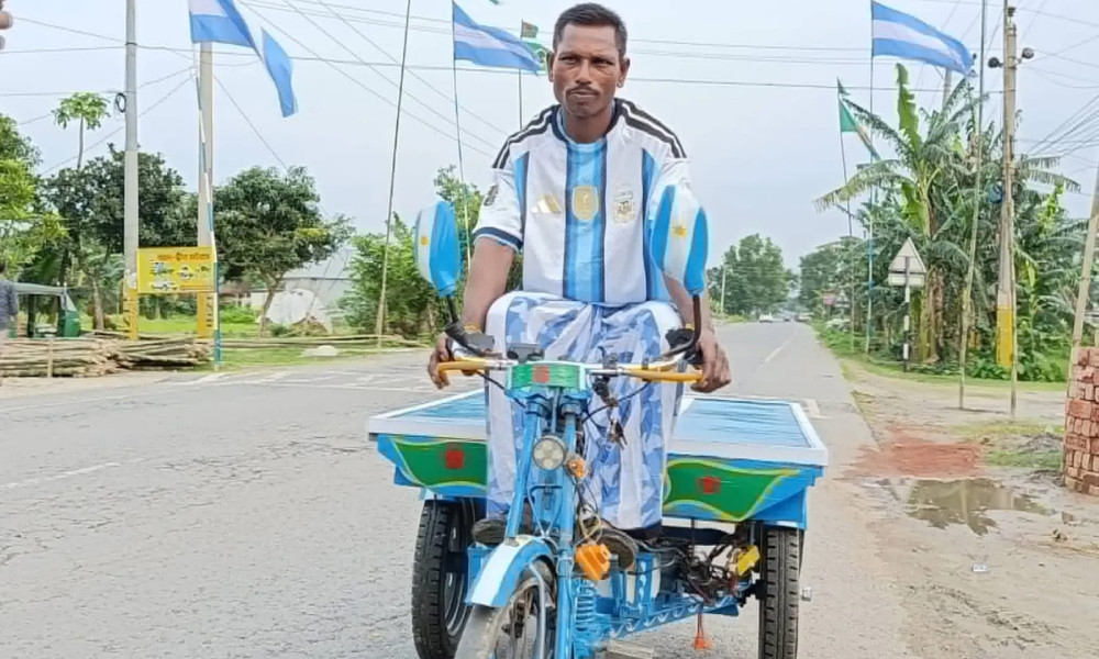 অভাব থাকলেও আক্ষেপ নেই ভ্যানচালক ‘সুমন মেসি’র